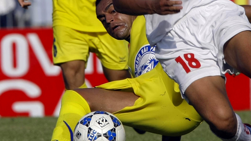 TIL TIL? Denilson ble verdens dyreste spiller da han gikk til Real Betis i 1998. N� trygler han om � f� pr�vespille for norske klubber. Foto: Chitose Suzuki, AP/Scanpix