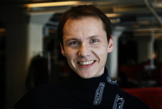 GP-EKSPERT: Inge Solmo har full oversikt over Grand Prix. N� har han samlet mye av det han besitter av kunnskap mellom to permer. Foto: Steinar Buholm.