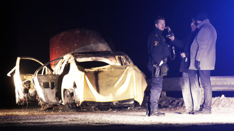 LIK I BAGASJEN: Politiet i Getinge trodde det var en bilulykke, men da de kom fram fant de to lik i bagasjen. N� er det iverksatt full drapsetterforskning. Foto: Niklas Henrikczon
