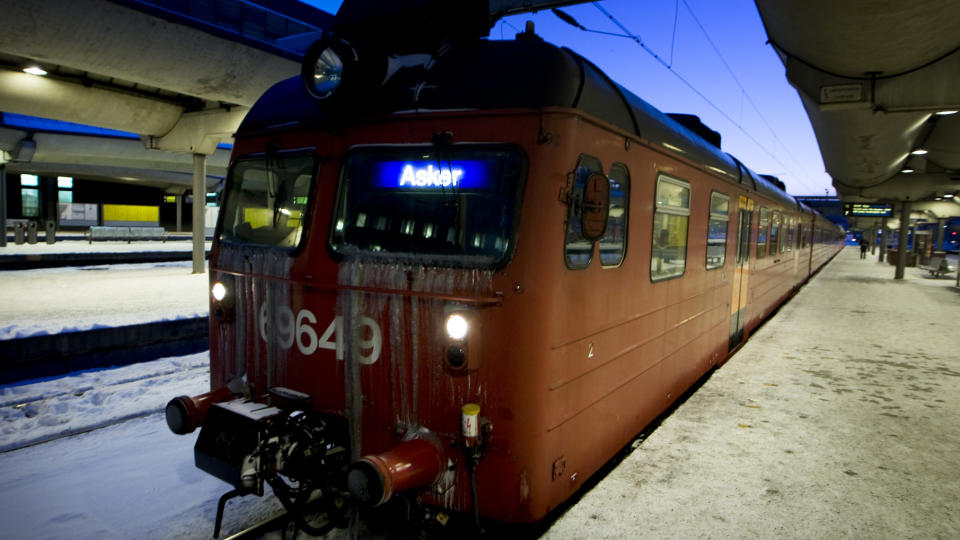NORGES SINKE-BANER: I dag m�tte tusenvis av passasjerer igjen vente p� tog som ikke kom. Noen gikk om bord i busser i stedet, og noen valgte � dra hjem igjen. 
Foto: Scanpix