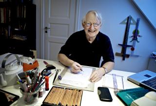 50 �R MED KARIKATURER: Dagbladets tegner Finn Graff opplever at han tegner like fritt som f�r. Foto: Lars Eivind Bones