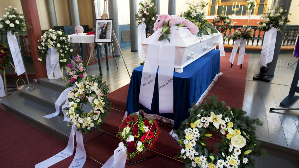 BEGRAVET: Det var fullsatt B�rsa kirke i Skaun under begravelsen for drepte Oda Moe (15)
Foto: Gorm Kallestad / Scanpix POOL