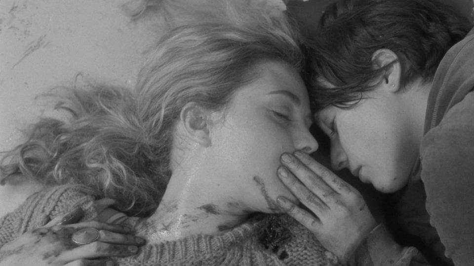 SKOLEMASSAKRE: Valerie (Karin Vanasse) fors�ker forgjeves � redde venninnen Stephanie (Evelyn Brochu) i �Polytechnique�, den stiliserte og vakkert filmede dramafilmen om massakren p� Montreals polytekniske h�yskole.