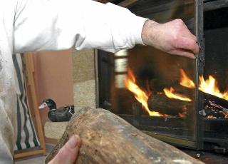 �PHOTOPQR/LA DEPECHE DU MIDI/SEBASTIEN LAPEYRERE ; LE BOIS DE CHAUFFAGE  FEU DANS UNE CHEMINEE colourbox.com