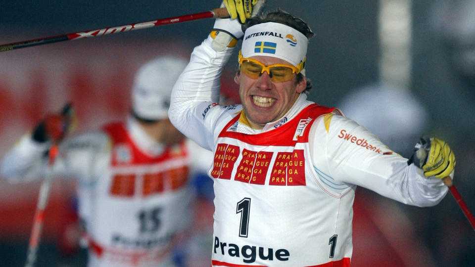 I STORFORM: Emil J�nsson vant sprinten i Praha 4. januar, og hadde trolig gjort det samme dagen f�r om han ikke hadde blitt kroppstaklet av en russer like f�r m�l. N� dr�mmer svenskenes spurtkonge om � knuse Petter Northug p� OL-oppl�pet.Foto: SCANPIX/REUTERS/Petr Josek