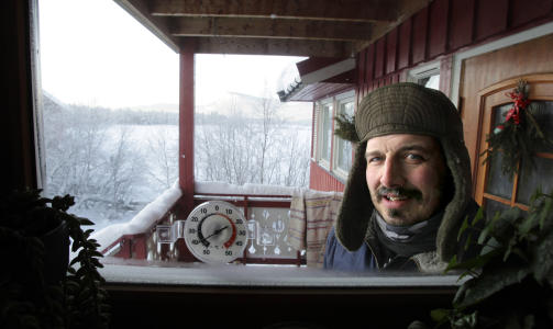 GRADESTOKKEN: Stig Roger Nilsen (44) hutrer utend�rs foran gradestokken som da viste godt og vel 40 minusgrader. FOTO: HANS ARNE VEDLOG