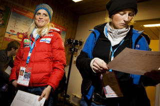 INGEN STOR DAG: Therese Johaug (t.v) endte p� 30.plass p� 5 kilometeren. Vibeke Skofterud greide seg bedre, og knep 5.plassen. Foto: H�kon Mosvold Larsen / SCANPIX