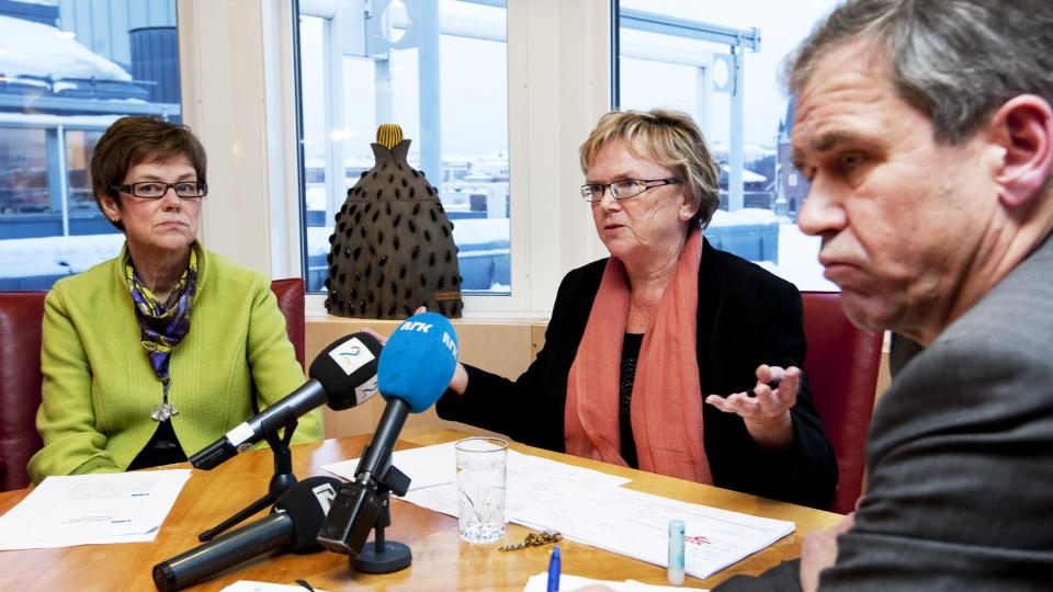 KRISEM�TE: Samferdselsminister Magnhild Meltveit Kleppa (Sp) innkalte idag jernbanedirekt�r Elisabeth Enger(t.v) og konsernsjef i NSB, Einar Enger (t.h) til et hastem�te om problemene i togtrafikken. 
Foto: Gorm Kallestad / Scanpix