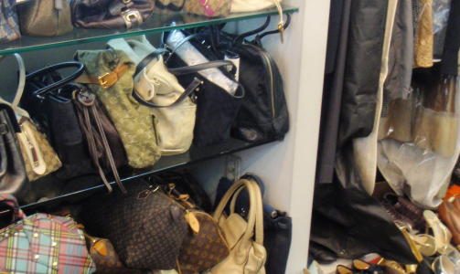 BRUKTKUPP: Second hand-butikkene i Gangnam er proppfulle av vesker, Chanel-dresser, hatter og Manolo Blahnik-sko. Her kan connoisseurer finne mange skatter. Varene koster i utgangspunktet halvparten av fullpris, men her er det rom for pruting. Foto: Irina Lee