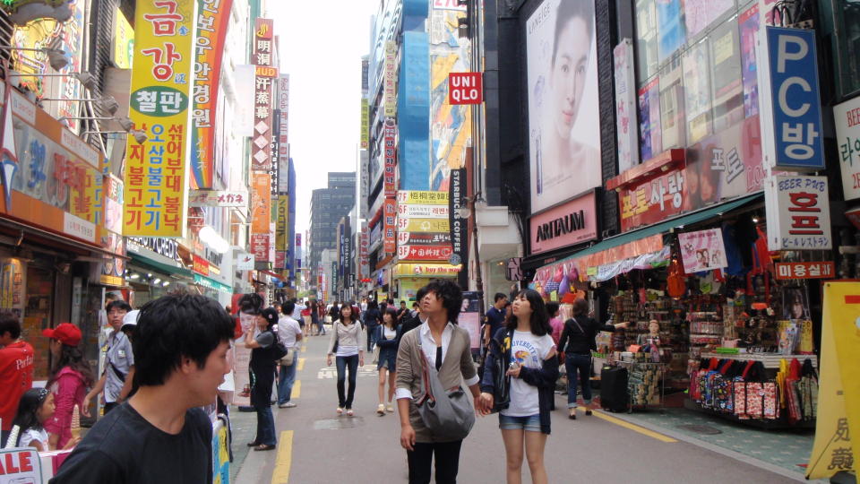 FIFTH AVENUE: Koreanere liker � omtale Seoul som Asias svar p� New York. Da er Myeongdong det n�rmeste man kommer Fifth Avenue. Her ligger vestlige og koreanske kjedebutikker tett i tett. Foto: Irina Lee