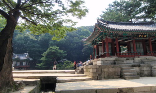 HEMMELIG HAGE: De kongelige anla en hemmelig hage bak palasset Changdeokgung. Dypt inni skogen finner man eventyraktige innsj�er og sm� templer. Foto: Irina Lee