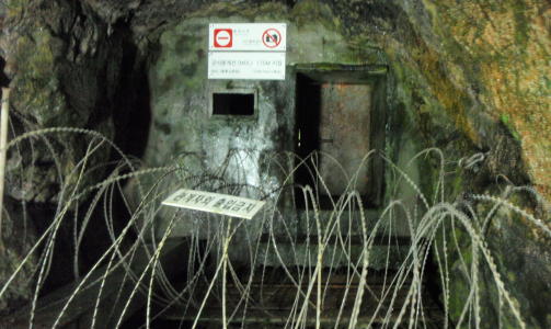 UNDERJORDISK ANGREP: Nord-Korea har gravd flere tunneler inn p� s�rkoreansk territorium. I l�pet av turen til DMZ f�r turistene komme ned i en av angrepstunnelene, 72 meter under bakken. Foto: Irina Lee