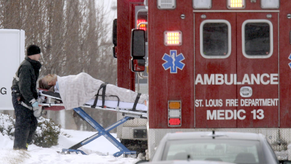  I SIKKERHET:  En av de skadde etter skuddramaet p� ABB-bedriften i St. Louis blir tatt ombord i ambulanse mer enn fire timer etter de f�rste skuddene klokka 06.30 lokal tid i dag. 40 av de 200 ansatte var p� jobb da den oppsagte eks-kollegaen dukket opp med to v�pen. FOTO: JEFF ROBERTSON, AP/SCANPIX.