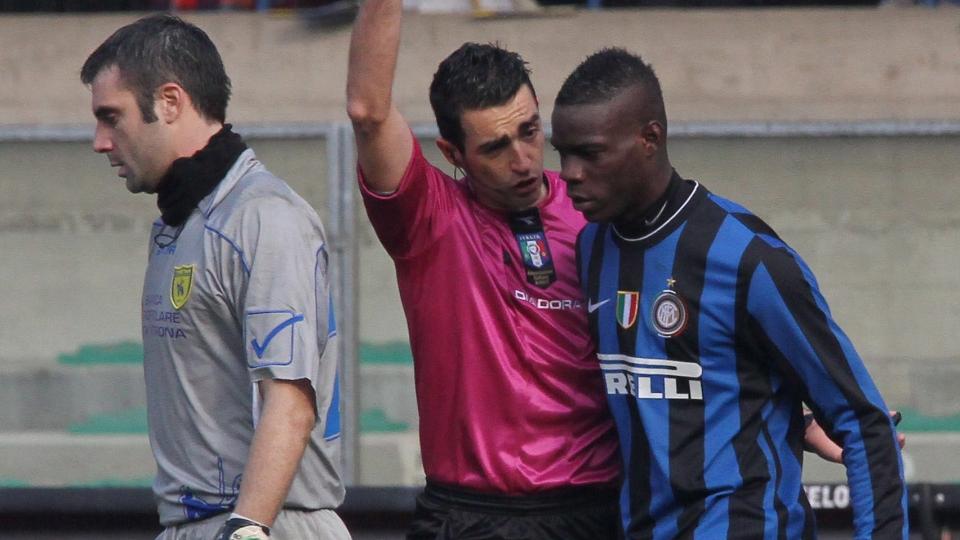HETSET FRA TRIBUNEN: Inter-spiss Mario Balotelli fikk rasistiske tilrop fra tribunen i onsdagens borteoppgj�r mot Chievo. Her f�r spissen gult kort for en hard takling. Foto: Venzia Filippo / EPA.