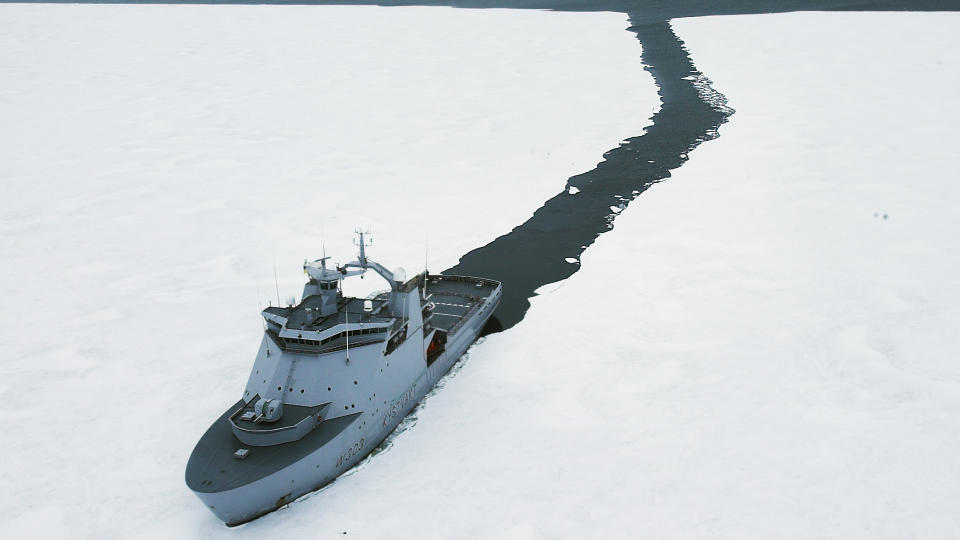  HJELP FRA NORD?  Kystvaktskipet Svalbard har god erfaring med � ta seg gjennom isen. Det kan bli bruk for isbrytere i Skagerrak ogs� om et par uker, sp�r svensk ekspert. Illustrasjonsfoto: Jan-Morten Bj�rnbakk, Scanpix.