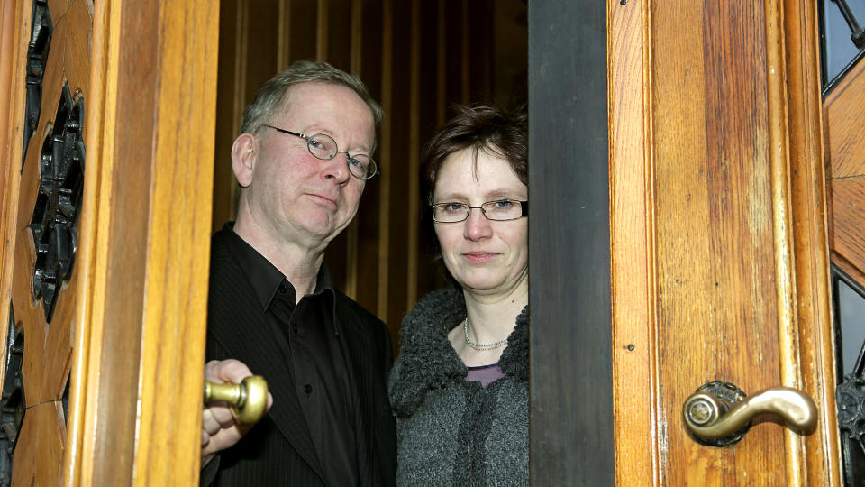 ETTERLYSER SAKLIG DEBATT: Legene Kjersti Toppe (Sp) og Are Helseth (Ap) maner til saklighet i sykel�nnsdebatten. Mange pasienter nekter � la seg sykemelde, sier de. Foto: JACQUES HVISTENDAHL