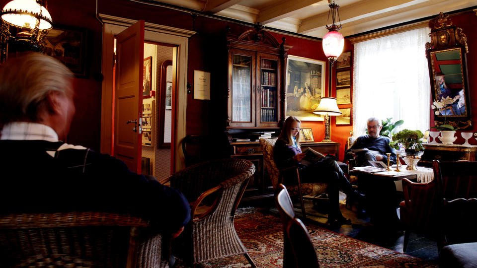 WALAKER HOTELL: Oldemorstuer hos Walaker, familiedrevet i ni generasjoner. Pie Duun og Peder Malthe er fra K�benhavn. Med ryggen til sitter Tor Halvorsen fra Asker. Alle foto: Ole C. H. Thomassen