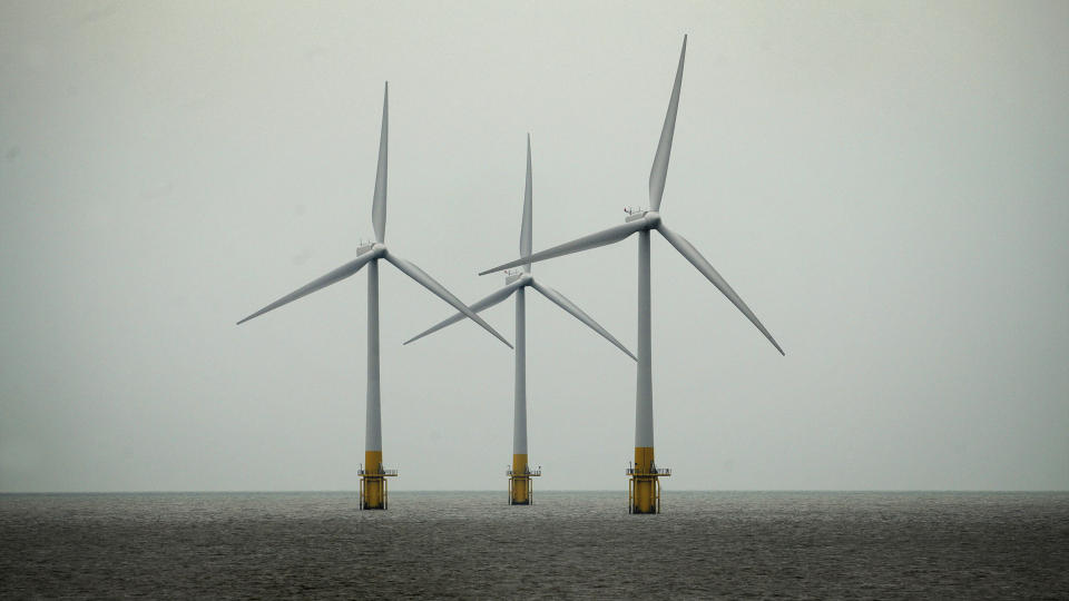  BRITISKE OFFSHORE VINDKRAFT I DAG: Her fra Scroby Sands offshore vindpark i Nordsj�en, en av Storbritannias f�rste kommersielle vindparker. Foto: AFP/ SCANPIX.