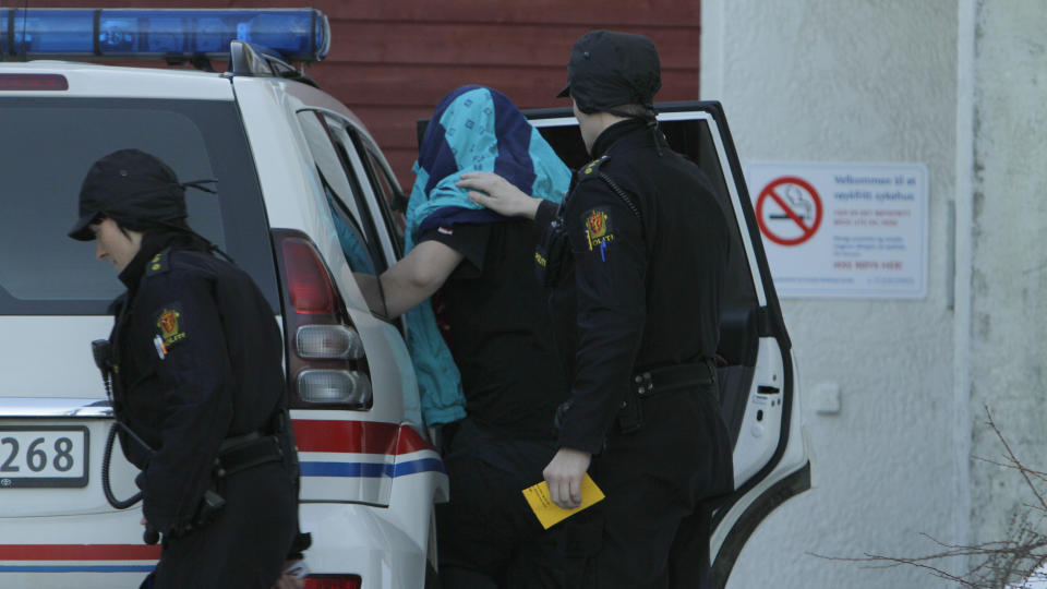AVH�RES I DAG: Her f�res den drapssiktede 24-�ringen fra St. Olavs hospital og inn i en ventende politibil. If�lge hans advokat, Christian Wiig, starter de f�rste avh�rene cirka klokka 14. Foto: Ron Holan