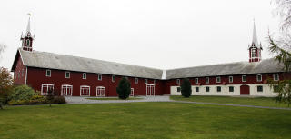 HOEL G�RD: Herskapelig l�ve med to spir og staselig klokket�rn rammer inn det parkmessige tunet.
