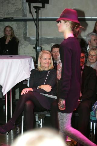 P� UTDELINGEN:  Her er Mette-Marit p� �pningen av Oslo Fashion Week i fjor, if�rt antrekk fra Fin. Foto: STELLA PICTURES
