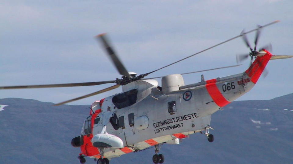 UVANLIG REDNINGSAKSJON:  Luftforsvaret tro til da smink�rene til NRK ikke kom seg over med hurtigb�ten til �rland.
Foto 330-Skvadronen / SCANPIX