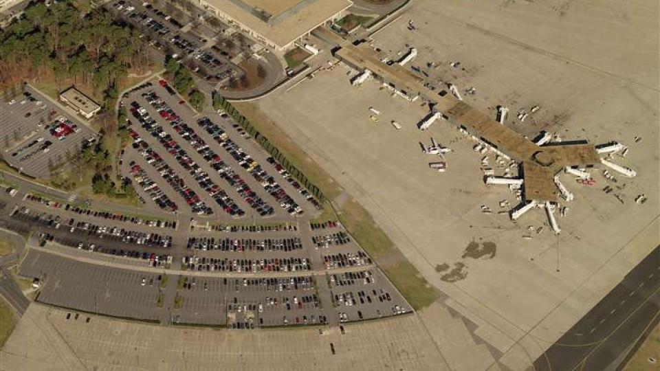EKSPLOSIVT: Deler av Norfolk internasjonale flyplass i Virginia, USA er sperret av, etter at forlatt bagasje testet positivt for eksplosiver. Foto: NORFOLK.GOV