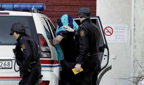 ERKJENTE DRAPET: Her f�res den drapssiktede 24-�ringen fra St. Olavs hospital og inn til avh�ret i 14-tiden. Mannens forsvarer Christian Wiig sier han ble behandlet for kuldeskader i natt.  Foto: Ron Holan