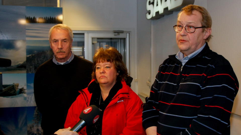 OPPR�RT:  Leder i fagforeningen IF Metall, Paul �kerlund (t.h.), sammen med H�kan Danielsson fra Akademikerf�reningen / Sveriges Ingenj�rer og Anette Hellgren fra Unionen p� fredagens pressekonferanse der det ble opplyst at den formelle avviklingen av SAAB er i gang. Foto: Bj�rn Andersson / Scanpix