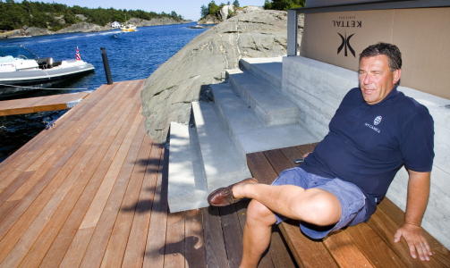  HAGEN-HYTTE:  Stein Erik Hagen foran hytta i Krager� - ikke behov for varmepumpe da bildet ble tatt sommeren 2006. FOTO: TORBJ�RN BERG.