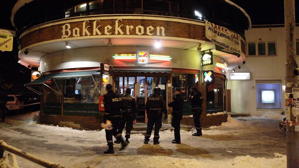  OPPDAGET AV NATTEVANDRER:  Politiet rykket ut med full styrke etter tips om at noen hadde sett en bakbundet mann inne i denne 7-Eleven-butikken ved Smestadkrysset i Oslo i natt. FOTO: TRULS GRANDE, FIRSTFOTO.