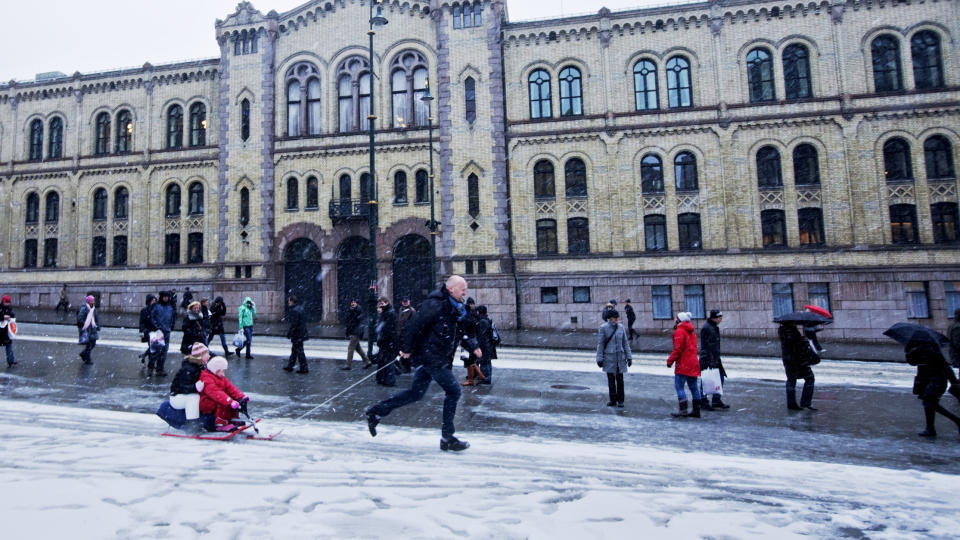 VIL STRAMME INN: Mange stortingspolitikere mener det er for lett � sykmelde seg. Med det er ingen registrering av deres eget frav�r. Bildetekstene under viser hva noen av politikerne svarte p� sp�rreunders�kelsen.  Foto: SCANPIX