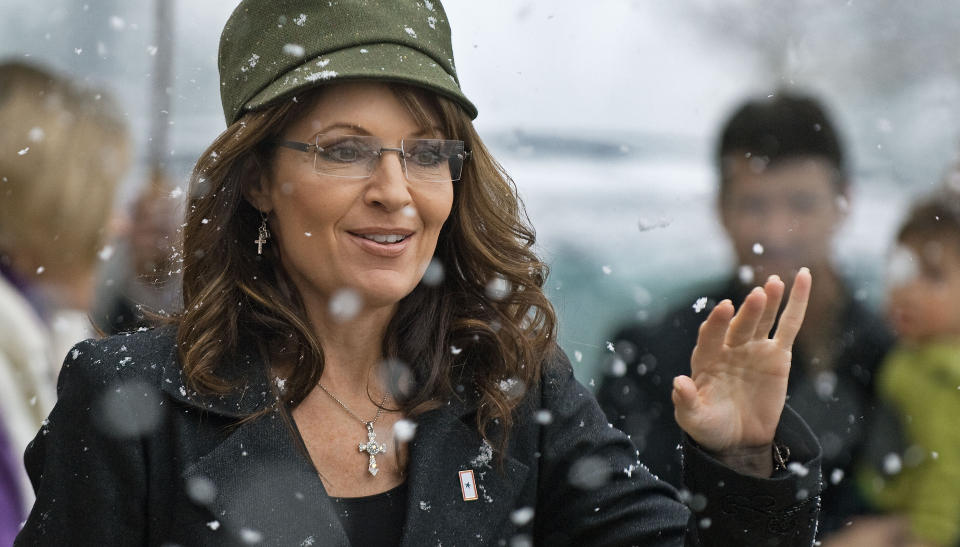 BLIR TV-KOMMENTATOR: Fox News har hyret inn den tidligere guvern�ren for Alaska, Sarah Palin. Her er hun p� vei for � signere eksemplar av boka si i Fairfax, Virginia. Den tidligere visepresidentkandidaten er fremdeles popul�r blant republikanerne, og over 1000 personer ventet i sn�v�ret for � f� en autograf fra damen. Foto: SCANPIX