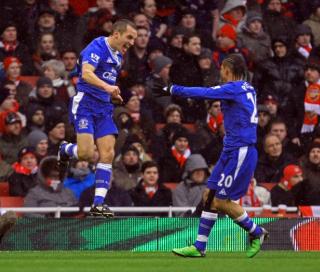 TOK LEDELSEN: Leon Osman stanget inn Everton-ledelse. Her gratuleres han av mannen som senere chippet inn Evertons andre m�l, Steven Pienaar.
