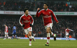 UTLIGNET: Denilson satte inn 1-1 for Arsenal i f�rsteomgang. Etter hvilen ble brassen plutselig skadet, og b�ret av banen. Foto: Glyn Kirk / AP.