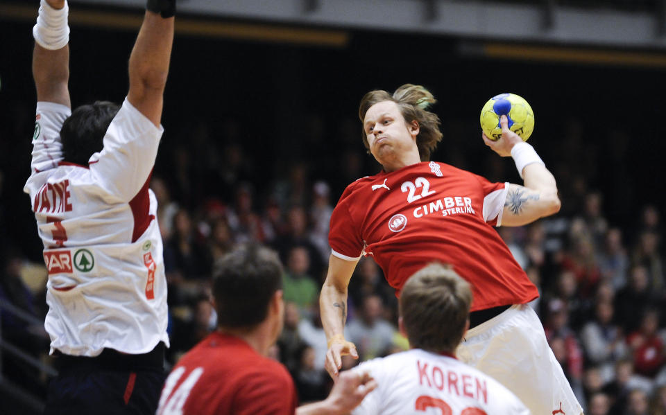 SKUTT I SENK: Stian Vatne (t.v.) og Norge klarte ikke � stoppe danskene - her ved Kasper S�ndergaar - i oppkj�ringsturneringen i Horsens.
Foto: Claus Fisker / Scanpix