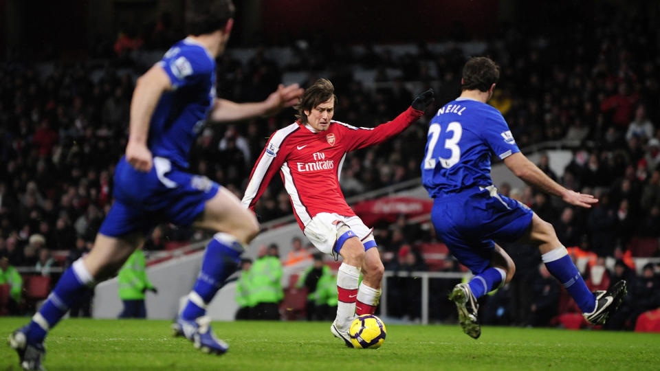 UTLIGNET: Thomas Rosicky kom inn som innbytter, og sikret Arsenal poeng p� overtid mot Everton. Avslutningen fra tsjekkeren gikk via Lucas Neills bein. Foto: Dylan Martinez / REUTERS.