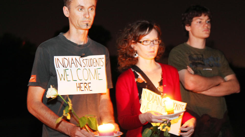 HARD BELASTNING: Angrepene p� indere i Australia er en hard belastning p� forholdet mellom de to landene. Her fra en en markering i en forstad til Melbourne, etter at studenten Nitin Garg ble knivstukket og drept 2. januar. FOTO: AFP/David CROSLING
