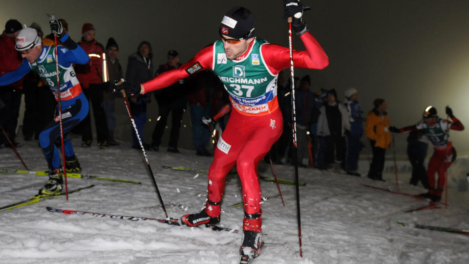 BARE NESTEN: Magnus Moan gikk et fantomlangrenn i Cavalese, men m�tte se seg sl�tt av Felix Gottwald i spurten.Foto: SCANPIX/AP Photo/Armando Trovati