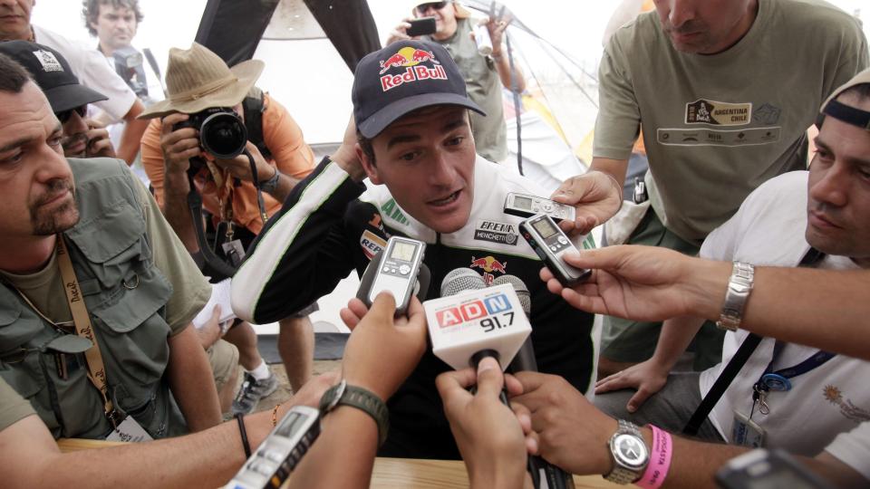 STRAFFET: Marc Coma hadde litt � svare for etter at han ble ilagt tidsstraff p� seks timer etter et ulovlig dekkskifte p� g�rsdagens etappe. Dermed er P�l Anders Ullev�lseter flyttet opp til en tredjeplass i sammendraget.Foto: SCANPIX/AP Photo/Natacha Pisarenko