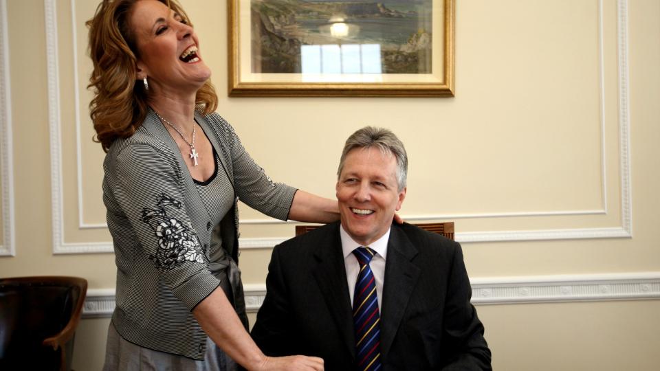 HADDE SEX MED TEN�RING:  Iris Robinson skaper tr�bbel for ektemannen Peter, Nord-Irlands �First Minister�. Foto: AP PHOTO/SCANPIX