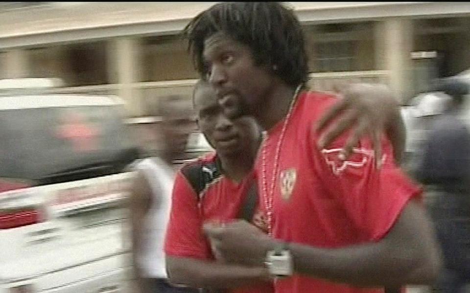REISER HJEM: Emmanuel Adebayor sier til fransk radio at det togolesiske landslaget har besluttet � reise hjem fra Afrikamesterskapet.Foto: SCANPIX/AP Photo/TPA via APTN