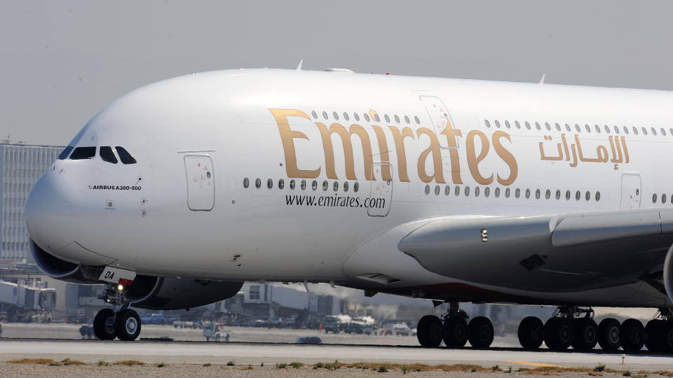  T�MT OG GJENNOMS�KT:  Emirates Airlines (her med Airbus 380) m�tte t�mme flyet p� Heathrow fredag etter bombesp�k fra tre fulle briter. N� kommer regningen - til de fulle britene. FOTO: AFP/SCANPIX.