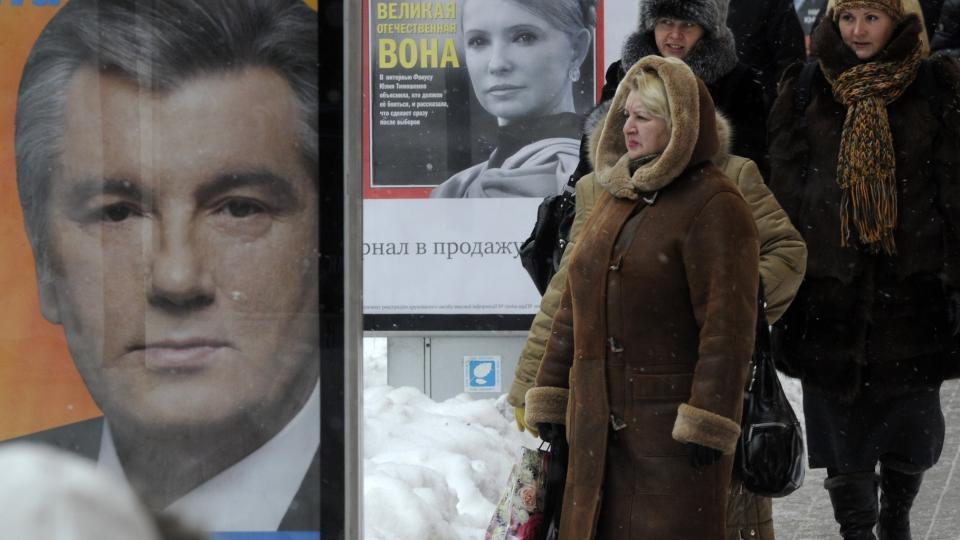 DAFF STEMNING: Fem �r etter oransjerevolusjonen er mange i Ukraina desillusjonert over hvor lite president Viktor Jusjtsjenko har f�tt til. Her reklameplakater i Kiev for presidentkandidatene Viktor Jusjtsjenko og Julia Timosjenko. Foto: AP