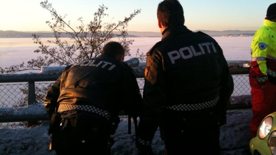 HEKTISK: Med en times mellomrom gikk to personer gjennom isen i Oslo i ettermiddag, og redningsmannskapene kunen melde om at det ogs� var mange andre p� den utrygge isen. Foto: Daniel D. Laabak