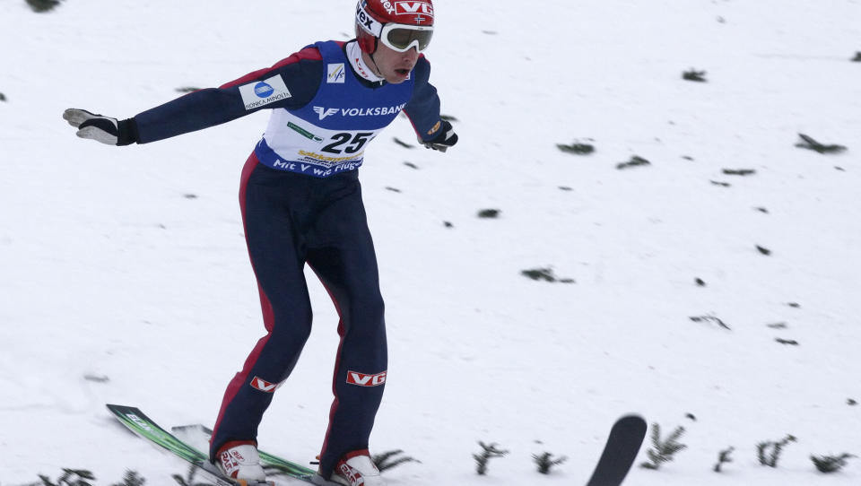 SNYTT FOR KJEMPEHOPP: Her lander Johan Remen Evensen p� 210 meter, men like etter fikk han beskjed om � hoppe p� nytt. Foto: REUTERS/Heinz-Peter Bader