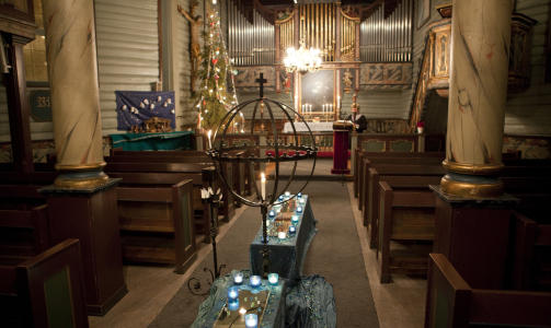 �PEN KIRKE: To lave bord hvor studenter kunne tenne lys var satt fram til de som m�tte m�te opp i �pen kirke i Trondheim sentrum i kveld. FOTO: OLE MORTEN MELG�RD