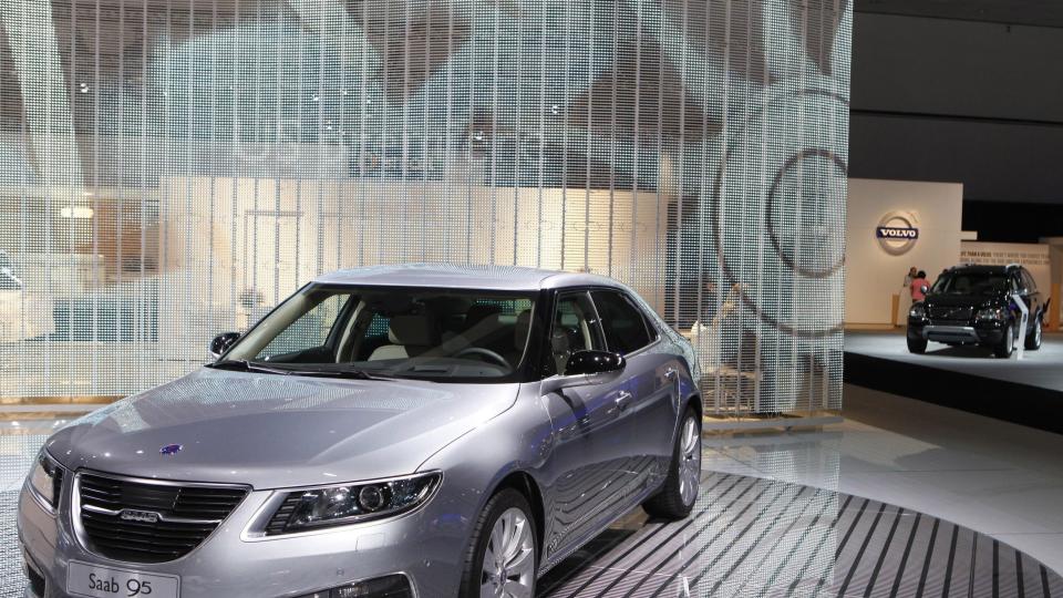  IKKE FRA KINA: : Saab-eier General Motors dementerer n� rykter om at svenske Saab 9-5 (her fra en presentasjon av den nye modellen i Los Angeles sist desember) skal gjenoppst� som en Buick fra Kina. FOTO: AP/SCANPIX.