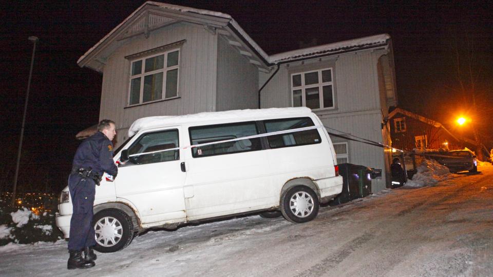  KNIVDRAP:  Politiet var raskt p� stedet og sperret av huset i Skien sentrum der en person ble drept i natt. FOTO:TORBJ�RN BERG.