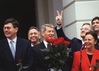 Det lykkelige valg: Thorbj�rn Jagland viser stolt fram sin regjering i oktober 1996. Han hadde ingen regjeringserfaring, og noen dager seinere begynte nedturen.